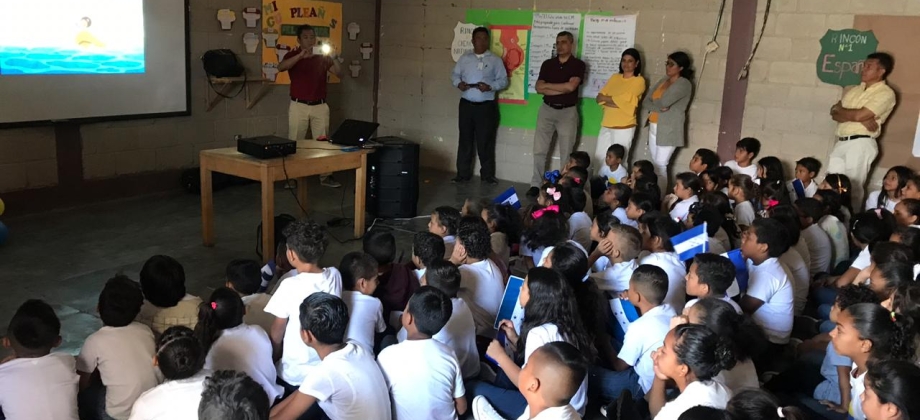 Embajada de Colombia presentó la serie animada “Guillermina y Candelario” en la Escuela la Quezada de Tegucigalpa