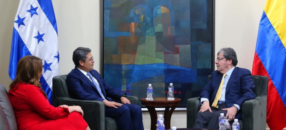El Ministro de Relaciones Exteriores, Carlos Holmes Trujillo, dialogó con el Presidente de Honduras, Juan Orlando Hernández
