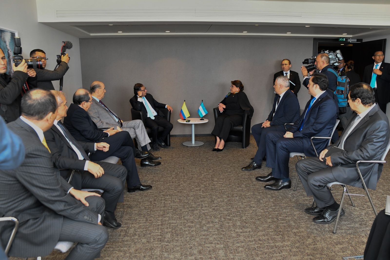 Presidente Petro y Canciller Leyva sostuvieron encuentro con la presidenta de Honduras, Xiomara Castro