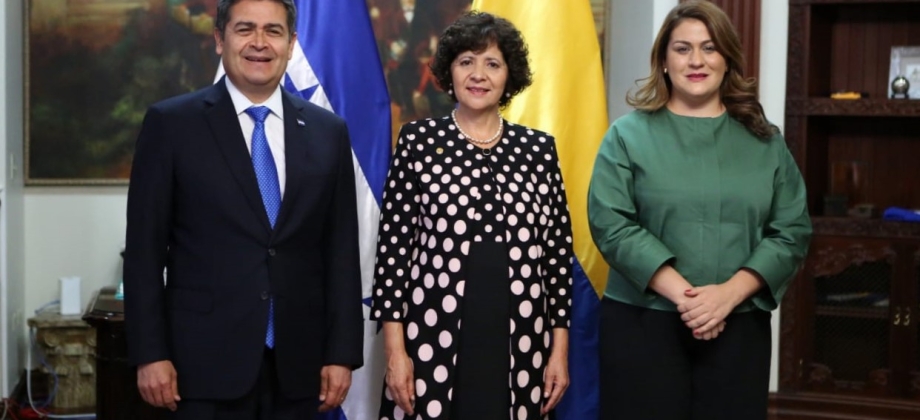 Embajadora Luz Marina Rivera Rojas presentó cartas credenciales ante el Presidente de Honduras, Juan Orlando Hernández