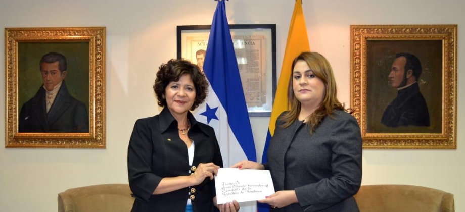 Embajadora de Colombia en Honduras, Marina Rivera Rojas, entregó copias de estilo a la Secretaria de Estado de Relaciones Exteriores y Cooperación Internacional de la República de Honduras