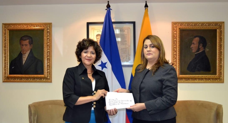 Embajadora de Colombia en Honduras, Marina Rivera Rojas, entregó copias de estilo a la Secretaria de Estado de Relaciones Exteriores y Cooperación Internacional de la República de Honduras
