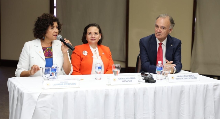 Foto de la Embajadora Luz Marina Rivera en la charla sobre Economía Naranja en la Academia Diplomática de Honduras