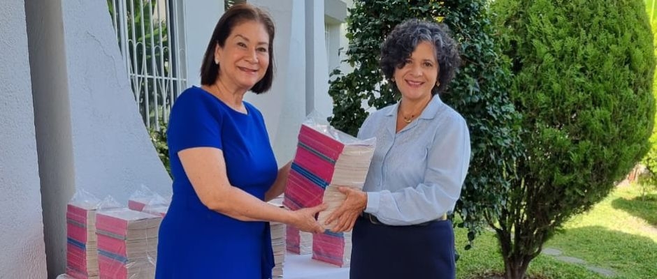 Entrega de material literario a la Vicerrectora de la Universidad Nacional de Honduras